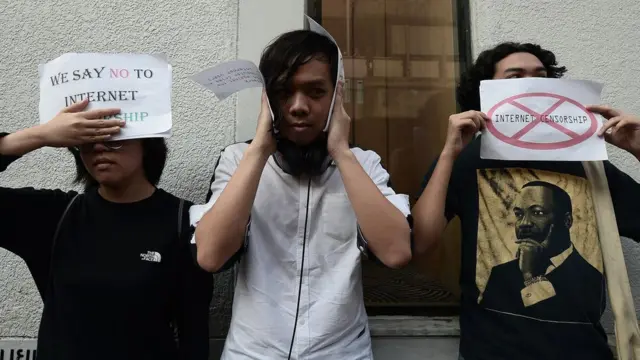 กลุ่มผู้ร่วมกิจกรรมยืนชูป้ายประท้วง พ.ร.บ.คอมพิวเตอร์ฉบับใหม่