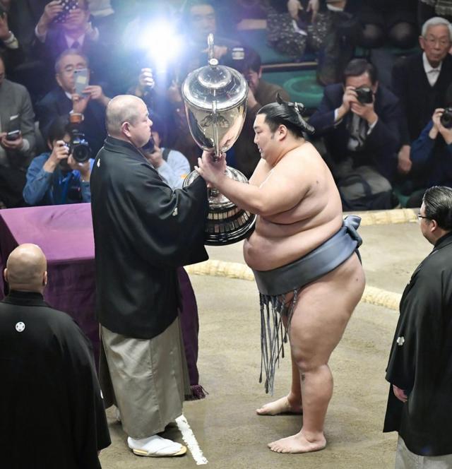 幕尻・徳勝龍が初優勝、土俵で涙 大相撲初場所 - BBCニュース