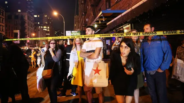 Patlama yerine yakın olanlar bölgeden uzaklaştırıldı.