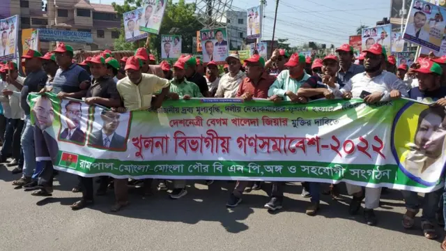 অনেকে বলছেন বাধার কারণে তাদের অনেক সহকর্মী খুলনায় আসতে পারেনি।