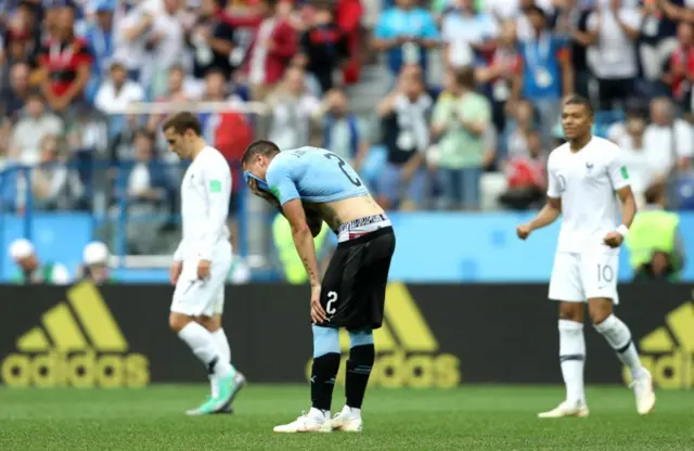 Al final del partido, confirmada la eliminación de Uruguay, Giménez sí pudo mostrar su desolación.