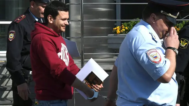 Яшин в наручниках после заседания суда