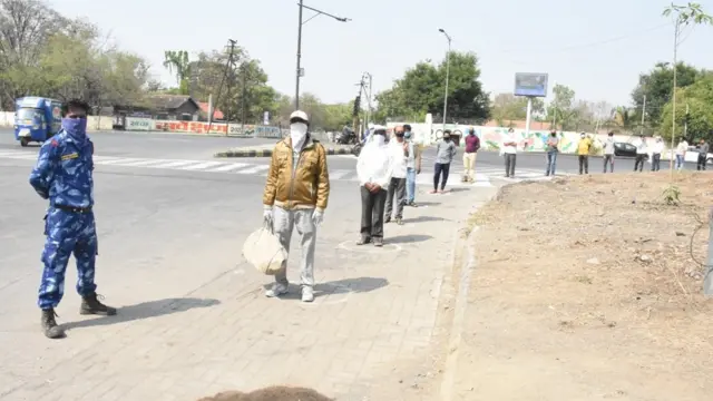 मटणासाठीची रांग