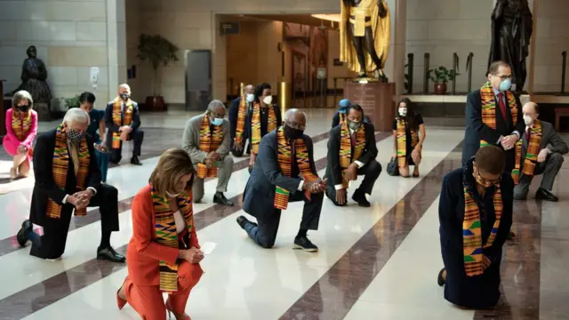 Демократы преклоняют колено в знак солидарности с протестующими против расизма