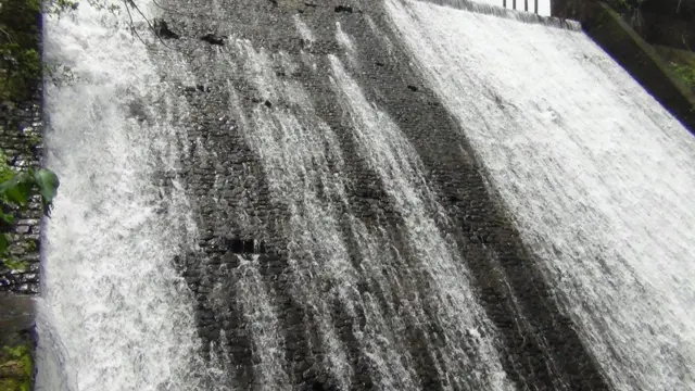 खेम धरणाला 25 ठिकाणी गळती लागली आहे.