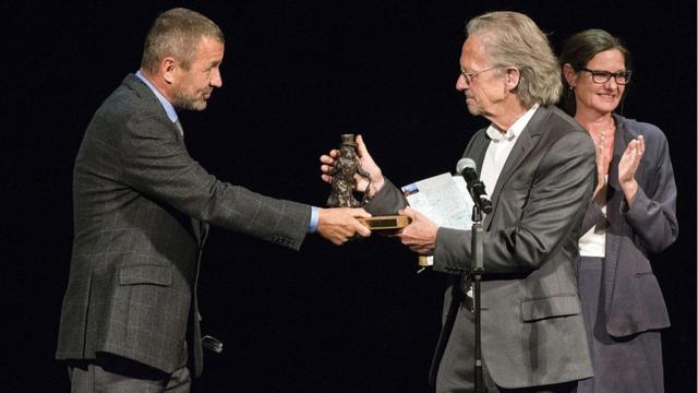 Peter Handke recogiendo un premio en 2014