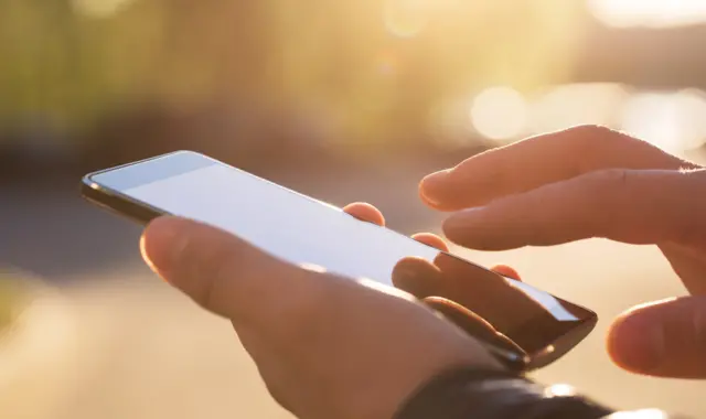 Manos con un celular