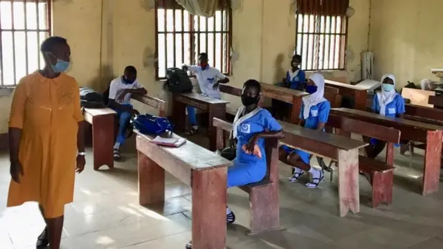 Olukọ ati awọn akẹkọọ ni kilaasi