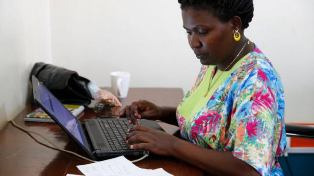 Femme qui travaille sur un ordinateur.