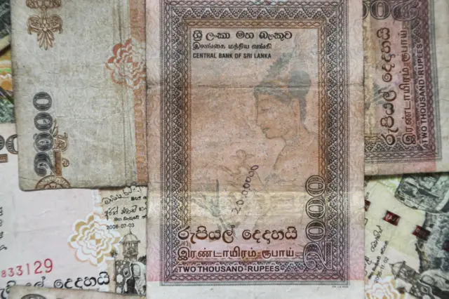 இலங்கை 2000 ரூபாய் நோட்டுகள்