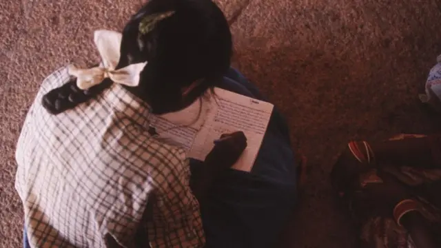 హోంవర్క్ చేస్తున్న బాలిక