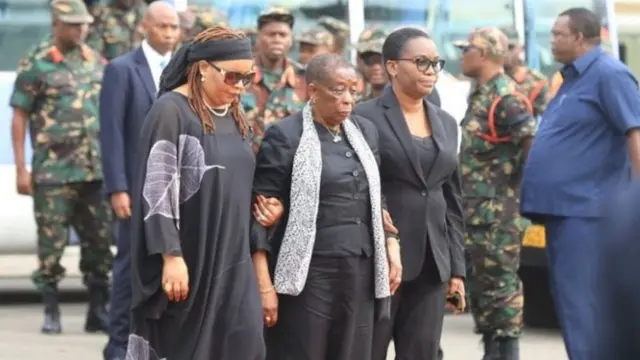 Anna Mkapa (hagati) umugore wa Benjamin Mkapa, aherekejwe ahabereye uwo muhango