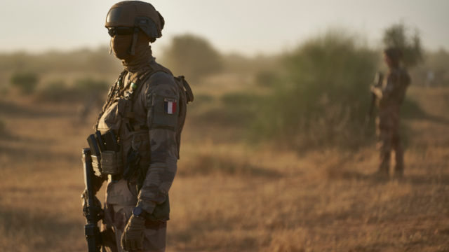 Des soldats français surveillent une zone rurale lors d'une opération dans le nord du Burkina Faso, le long de la frontière avec le Mali et le Niger - 10 novembre 2019