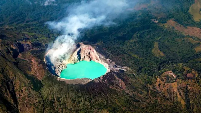 Сернистые газы в сочетании с растворенными металлами придают озеру Кавах Иджен такой неожиданный цвет