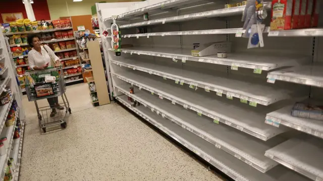 Estanterías vacías en Miami