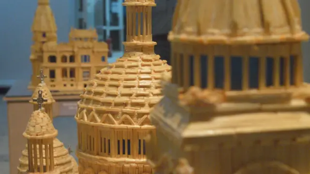 بالصور: طبيب مصري يصنع معالم أثرية من ثقاب الكبريت