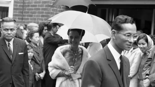 بهومیبول آدولیادی و ملکه سیریکیت (تصویری سیاه و سفید)