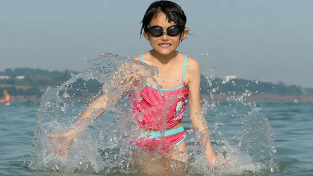 Дівчинка в морі