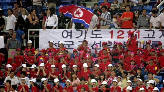 2007ના ફિફા વર્લ્ડકપ દરમિયાન સ્ટેડિયમમાં ઉત્તર કોરિયાના સમર્થકો અને ચિઅરલીડર્સ