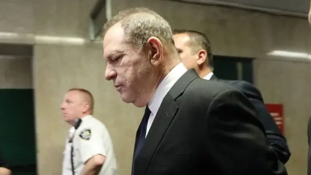 Harvey Weinstein surveillé par des policiers lors d'une audience au tribunal, à New York, en juillet 2018.