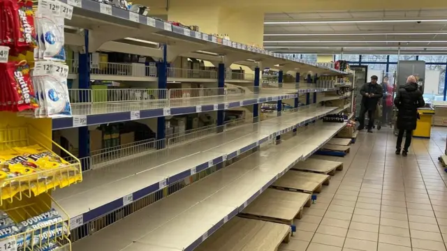 ภาพชั้นวางของที่ว่างเปล่า