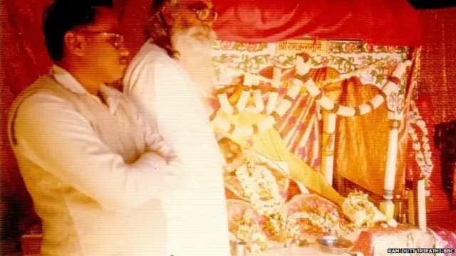 बाबरी मस्जिद में मूर्ति