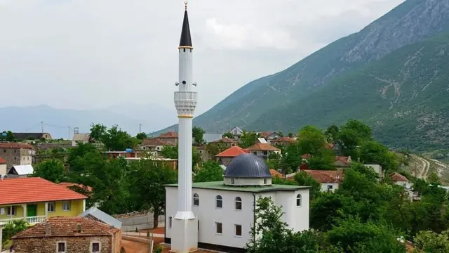 Kukeš je smešten u podnožju planinskog lanca nedaleko od albansko-kosovske granice