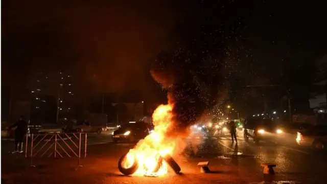 การเผายางรถยนต์เป็นหนึ่งในปฏิบัติการที่เกิดขึ้นบ่อยครั้งในระหว่างการชุมนุมของแนวร่วมทะลุแก๊ส ภาพนี้ถ่ายเมื่อ 12 ก.ย.