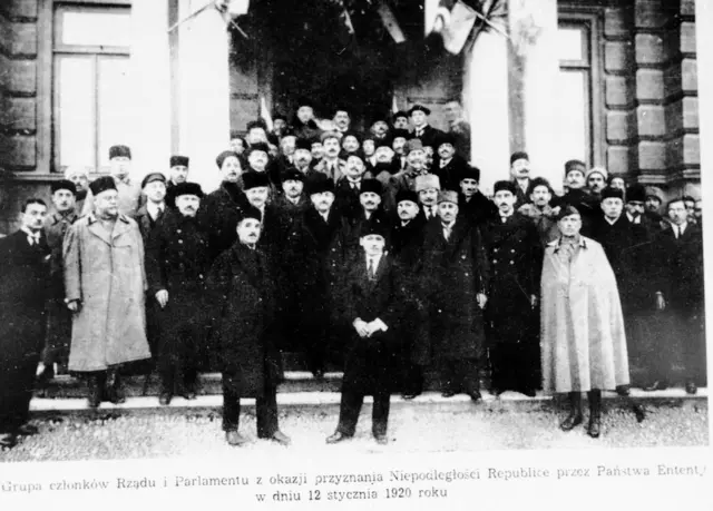 Azərbaycan parlamentinin üzvləri: Ortada - AXC Nazirlər Sovetinin sədri F. Xoyski və Azərbaycan parlamentinin sədr müavini H. Ağayev