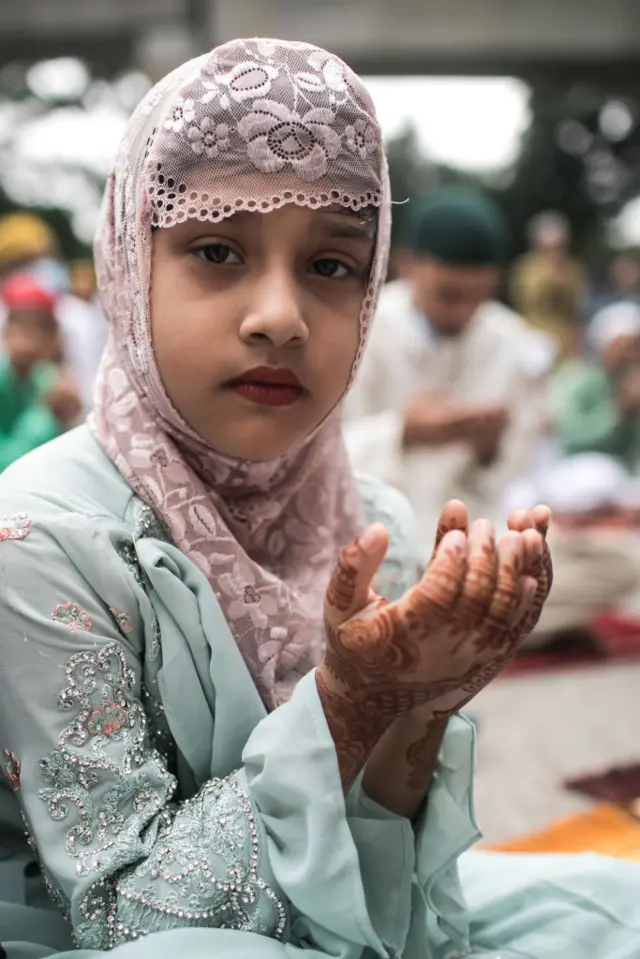 ঢাকার জাতীয় ঈদগাহ মাঠে একজন শিশু নামাজ শেষে মোনাজাত করছে।