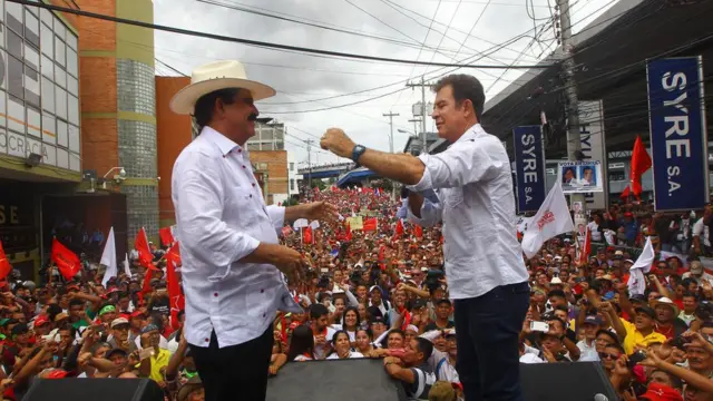 El candidato de la Alianza de Oposición, Salvador Nasralla, con el coordinador del movimiento, el expresidente Manuel Zelaya.