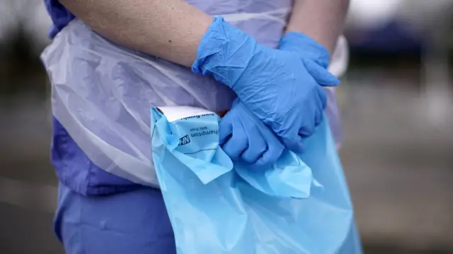 медработник с прибором для тестирования на коронавирус в Вулверхэмптоне