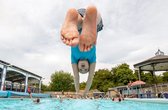 Menino mergulhandonovibet saque demoracabeça na piscina