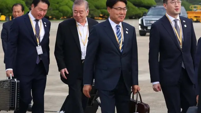 특별수행단으로 동행하는 구광모 LG 회장(오른쪽부터), 최정우 포스코 회장, 문정인 대통령 통일외교안보 특별보좌관, 최태원 SK 회장이 18일 서울공항에서 평양행 비행기에 탑승하고 있다