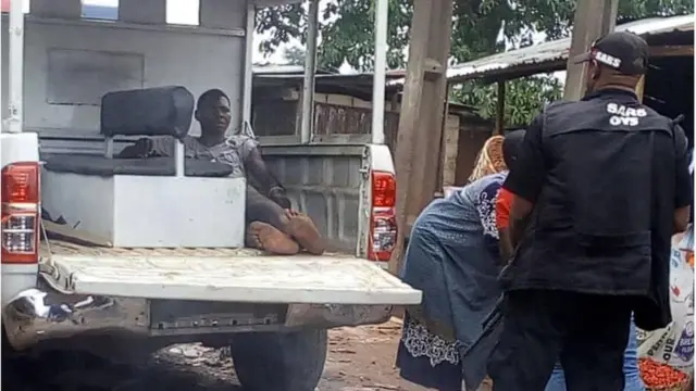 Ọlọpaa mu afurasi kan sinu ọkọ wọn