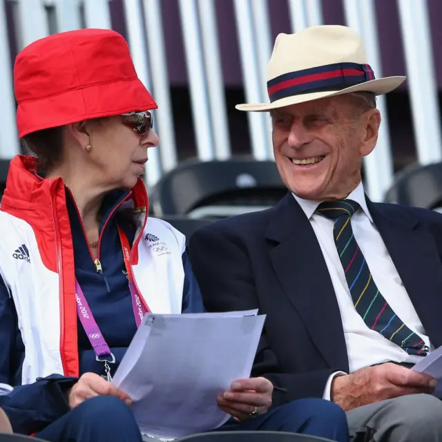 A Princesa Anne participa de eventos equestres com o Príncipe Phillip, o Duque de Edimburgo,