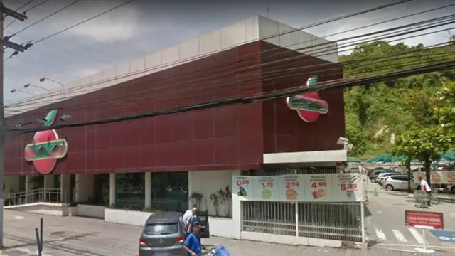 Supermercado com painéis de ACM na fachada