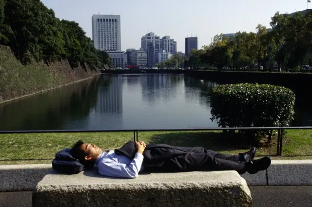 తక్కువ పని చేసే కళ