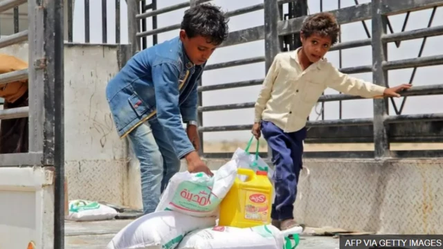 طفلان يحملان طعاما