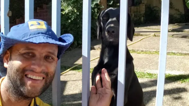 Angelo e um cachorro preto