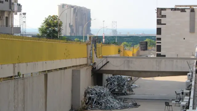 أكوام الردم في باحة مبنى كهرباء لبنان المقابل لمرفأ بيروت. مار مخايل، بيروت، 1 أغسطس/آب 2022