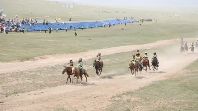 Салт боюнча ат жарышка бештен он үч жашка чейин чабандестер катышат. Жыл сайын денесин оорутуп, а түгүл мерт кеткен учурлар болот. Буга карабай, кылымдар бою салтын сактап келген монголдор балдарды жарышка батасын берип узатат. Айрымдары чабандес балдардын коопсуздугу өлкөдө чоң маселе экенин айтат.