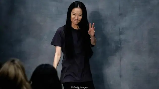 ویرا ونگ بعد از این‌که پاتیناژ را کنار گذاشت برای ۱۵ سال یکی از دبیران مجله وُگ بود و سپس کارگاه مد خودش را راه‌اندازی کرد