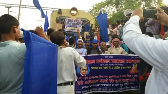 प्रदर्शन के दौरान जहानाबाद मे ट्रेने रोकी गयी.