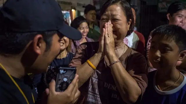 Sevinen Taylandlı bir kadın