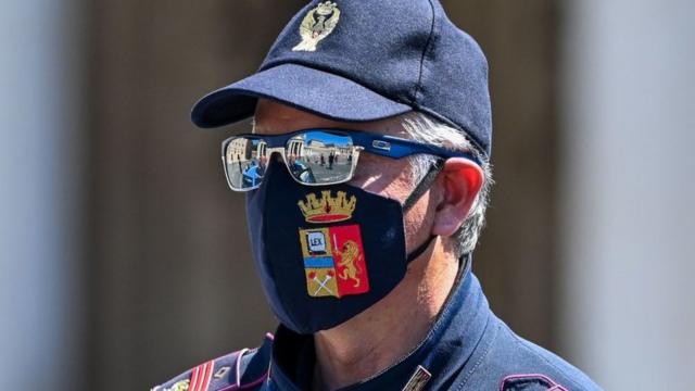 Итальянский полицейский в маске