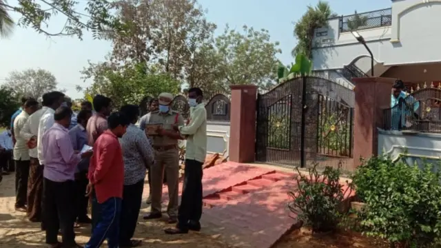 ఘటన స్థలంలో పోలీసులు