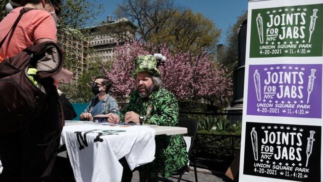 美國紐約聯合廣場旁支持大麻合法化活動人士向已接種疫苗民眾派發大麻煙（20/4/2021）