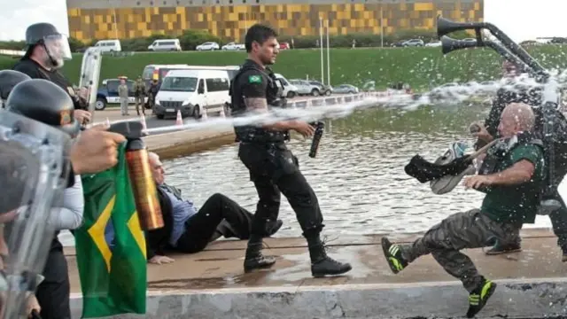 Brezilya'da polis bir göstericiye karşı tazyikli su kullanıyor