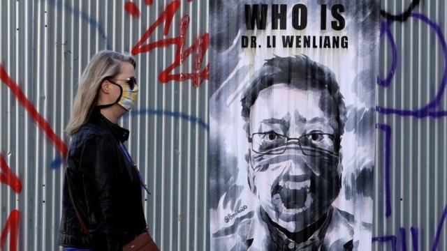 在捷克布拉格街头，有人在墙上贴上中国新冠疫情吹哨人李文亮的虹海报，表达中国抗疫初期涉及隐瞒的不满。